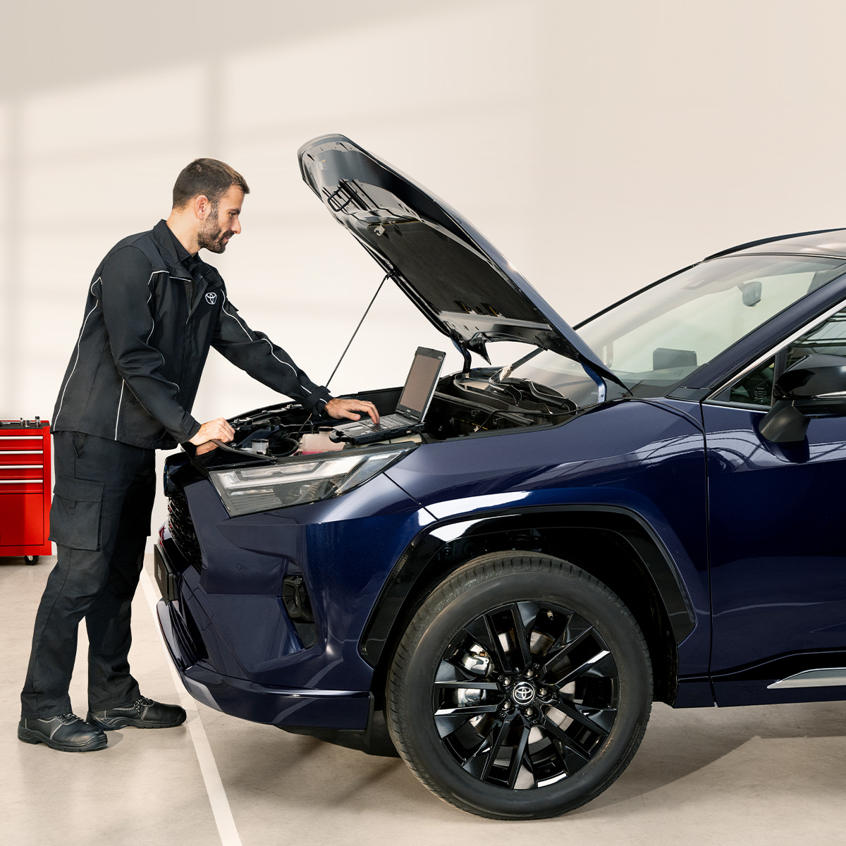 Samochód obsługiwany przez mechanika w serwisie Toyota